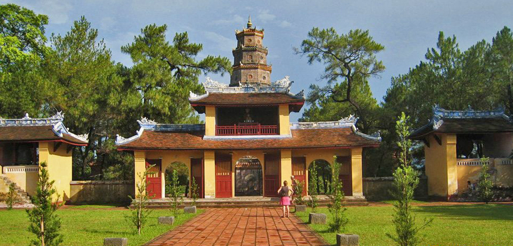 Tam Quan Gate Thien Mu Pagoda